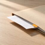 Fascicolo cartaceo con un foglio estratto a metà, a illustrare il documento mancante che porta al diniego della pratica GSE